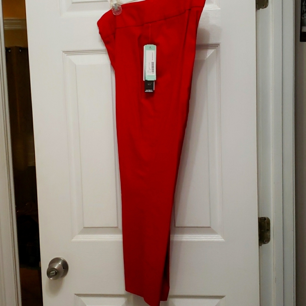 Red cropped trousers